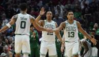Jayson Tatum (0), Malcolm Brogdon (13) y Grant Williams (12) celebran en un partido de NBA de los Boston Celtics.