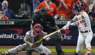 Alex Bregman, de los Astros, conecta un doble en el décimo inning del Juego 1 de la Serie Mundial MLB entre Houston y Philadelphia.