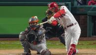 Rhys Hoskins, de los Phillies, conecta un homerun contra Astros, durante la quinta entrada del Juego 4 de la Serie Mundial de la MLB.