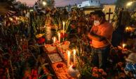 Familiares continúan conservando la tradicional velada en el panteón de Mixquic como parte de los festejos del Día de Muertos.