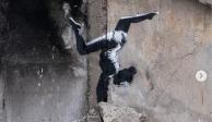 Artista británico Banksy pinta mural de una gimnasta en edificio bombardeado de Ucrania