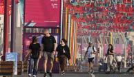 La imagen muestra un aspecto de la fan zone, en Doha Corniche, donde fanáticos del fútbol pasean antes del inicio de la Copa Mundial