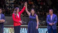 María del Rosario Espinoza recibió un reconocimiento de Ana Guevara, titular de la Conade, en el marco del Campeonato Mundial de Taekwondo Guadalajara 2022.