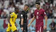 El árbitro Daniele Orsato, da indicaciones durante el partido Qatar vs Ecuador de la Copa del Mundo 2022.