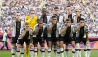 Jugadores de Alemania tapan su boca con la mano como protesta durante la Copa del Mundo Qatar 2022.