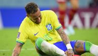 El delantero brasileño Neymar se sujeta el tobillo durante el partido contra Serbia por el Grupo G del Mundial Qatar 2022