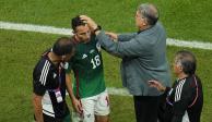 El mexicano Andrés Guardado se retira de la cancha y recibe el saludo del técnico Gerardo Martino durante el partido contra Argentina por el Grupo C del Mundial Qatar 2022.