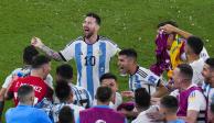 Lionel Messi y otros futbolistas de Argentina festejan el triunfo sobre Australia en los octavos de final de la Copa del Mundo Qatar 2022.