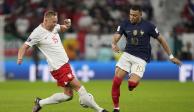 Kamil Glik y Kylian Mbappé pelean el balón en el Francia vs Polonia, octavos de final del Mundial Qatar 2022.