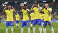 Jugadores de Brasil celebran el segundo gol ante Corea del Sur en el partido por los octavos de final del Mundial Qatar 2022.