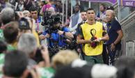 Los fotógrafos intentan tomar el mejor ángulo de Cristiano Ronaldo en el banquillo de suplentes previo al Portugal vs Suiza de los octavos de final de la Copa del Mundo Qatar 2022.
