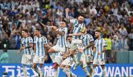 Jugadores argentinos celebran un penalti en su partido ante Países Bajos en el Mundial Qatar 2022