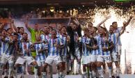 Lionel Messi y el resto de los futbolistas de Argentina celebran su coronación en Qatar 2022 con la Copa FIFA.
