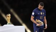 Kylian Mbappé sostiene la Bota de Oro de la Copa del Mundo Qatar 2022, tras perder la final del torneo ante Argentina