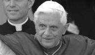 El Papa Benedicto XVI saluda a los fieles frente a la Capilla Vieja en Ratisbona, en el sur de Alemania, el 13 de septiembre de 2006.