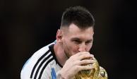 Lionel Messi besa el trofeo que ganó en Qatar 2022.