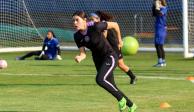 Norma Palafox conduce el balón durante un entrenamiento con el Cruz Azul, su nuevo equipo en la Liga MX Femenil.
