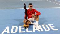 Novak Djokovic celebra con el título que consiguió en Adelaida tras vencer al estadounidense Sebastian Korda en la final.