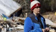 Leighea Johnson observa lo que quedó de su casa el sábado 14 de enero de 2023 en Marbury, Alabama, después de que un tornado azotara el jueves el estado