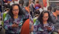Mujer lee el rosario mientras viaja en el Metro de la Ciudad de México.