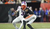 El wide receiver de los Bengals de Cincinnati Tee Higgins lleva el balón ante el safety de los Bills de Buffalo Damar Hamlin en la primera mitad del partido del lunes 2 de enero de 2023