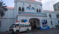 Ambulancia espera afuera de la oficina del alcalde de Mogadiscio.