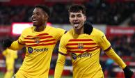 Pedri del Barcelona celebra con Ansu Fati tras anotar el gol de la victoria ante el Girona en LaLiga