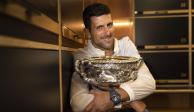 El serbio Novak Djokovic abraza la copa Norman Brookes Challenge en el vestidor después de derrotar a Stefanos Tsitsipas
