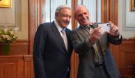 El Presidente Andrés Manuel López Obrador es visitado por el economista griego, Yanis Varoufakis