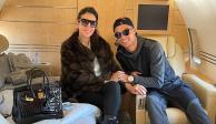 Georgina Rodriguez y Cristiano Ronaldo en el avión privado del futbolista luso.