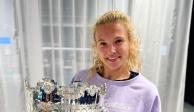 Katerina Siniakova sostiene el trofeo que conquistó en dobles en el Abierto de Australia.