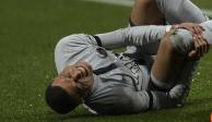 Kylian Mbappé se lamenta tras la lesión sufrida en el partido entre PSG y Montpellier.
