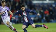 Lionel Messi del Paris Saint-Germain patea el balón mientras lo defiende Anthony Rouault del Toulouse en el encuentro de la liga francesa el sábado 4 de febrero del 2023.
