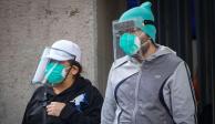 Transeúntes de Ciudad de México portan cubreboca y careta para prevenir contagio de COVID-19.