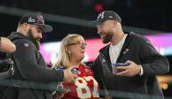 Donna Kelce saluda a sus hijos, el centro de los Philadelphia Eagles, Jason Kelce, a la izquierda, y el ala cerrada de los Kansas City Chiefs, Travis Kelce.