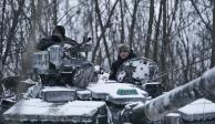 Un tanque ucraniano avanza a su posición en el frente de batalla en Bájmut, en la región de Donetsk, Ucrania, el domingo 12 de febrero de 2023.