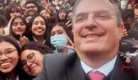 La captura de pantalla muestra al canciller, Marcelo Ebrard, acompañado de un grupo de jóvenes tomándose una selfie