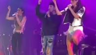 Fan de Has*Ash se brinca la seguridad y se sube a bailar con ellas en concierto (VIDEO)
