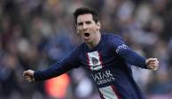 Lionel Messi celebra tras anotar el cuarto gol del Paris Saint-Germain en la victoria 4-3 ante Lille en la liga francesa, el domingo 19 de febrero de 2023.