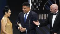 Marcia Cibele Aoki, esposa de Pelé, recibió el premio homenaje de mano de otra de las grandes glorias de Brasil, el delantero Ronaldo Nazario