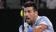 Novak Djokovic devuelve ante Andrey Rublev en los cuartos de final del Abierto de Australia, el miércoles 25 de enero de 2023.