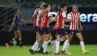 Futbolistas de Chivas festejan un gol en el Torneo Clausura 2023 de la Liga MX Femenil.