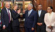 El Presidente, ayer con Elizabeth Sherwood-Randall, asesora de Seguridad Nacional de Biden.