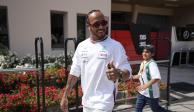 El piloto británico Lewis Hamilton de Mercedes llega para la tercera práctica libre de Fórmula 1 Barein