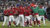 Jugadores de la selección mexicana celebran su triunfo sobre Puerto Rico en los cuartos de final del Clásico Mundial de Beisbol.