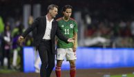 Diego Cocca da indicaciones a Diego Lainez durante el juego entre la Selección Mexicana y Jamaica, el pasado 26 de marzo.
