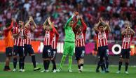 Futbolistas de Chivas festejan su triunfo sobre el Necaxa en la Fecha 14 de la Liga MX.
