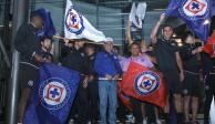 Ricardo 'Tuca' Ferretti y algunos jugadores de Cruz Azul durante la serenata que les llevaron los aficionados.