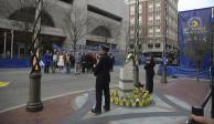 Uno de los dos monumentos está flanqueado por personal de emergencia durante la reunión de las víctimas del Maratón de Boston del 2013.