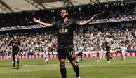 Carlos Vela celebra su gol en el Clásico del Tráfico entre el LAFC, su equipo, y el LA Galaxy.